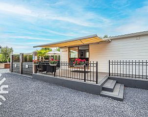 Veranda van vakantiehuis ZE1284 in Renesse, Schouwen-Duiveland, Zeeland met zonneluifel.
