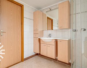 Slaapkamer met televisie in vakantiehuis ZE1284, Renesse, Zeeland.