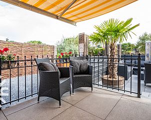 Rustieke tuin met fontein bij vakantiehuis ZE1284, Renesse, Zeeland.