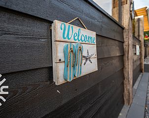 Loungehoek op het terras van vakantiehuis ZE1284, Renesse, Zeeland.