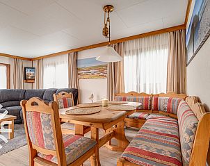 Groene tuin met paden bij vakantiehuis ZE1284, Renesse, Zeeland.