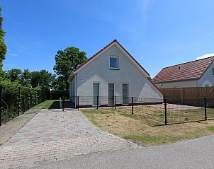 Charmantes Ferienhaus Horizon 95 in Renesse mit groer Auffahrt und grner Umgebung fr einen ruhigen Urlaub.