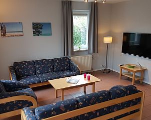 Gemtliches Wohnzimmer des Horizon 95 in Renesse mit bequemen Sofas und modernen Annehmlichkeiten.