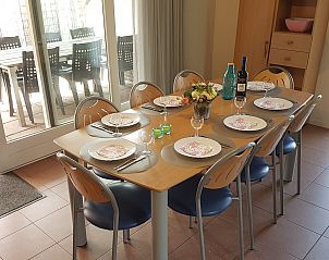 Esszimmer des Ferienhauses Horizon 95 in Zeeland mit groem Tisch, ideal fr Familienabende.