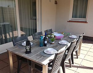 Die berdachte Terrasse des Horizon 95 in Schouwen-Duiveland ist ideal fr Mahlzeiten im Freien bei jedem Wetter.