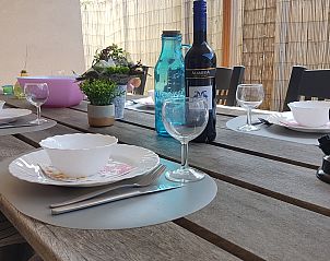 berdachter Tisch auf der Terrasse des Horizon 95 in Zeeland, ideal fr ein entspanntes Abendessen im Freien.