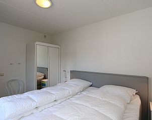 Mwen auf einem Mast, ein Gemlde im Ferienhaus Horizon 95 in Zeeland, das die Meeresumgebung widerspiegelt.