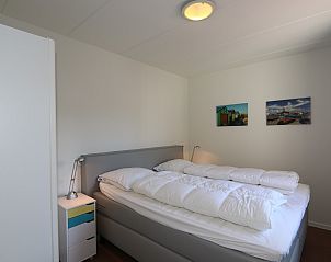 Komfortables Schlafzimmer im Ferienhaus Horizon 95, Renesse, mit groem Bett und ruhiger Einrichtung.