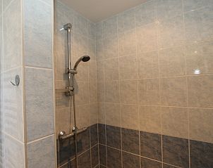 Stilvolles Badezimmer im Ferienhaus Horizon 95, Renesse, mit Doppelwaschbecken und Badewanne fr luxurisen Komfort.