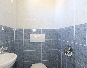 Moderne Dusche im Ferienhaus Horizon 95 in Schouwen-Duiveland, ideal zur Erfrischung nach einem Tag am Strand.