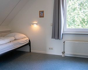 Gerumiger Flur mit Holztreppe im Ferienhaus Horizon 95, ideal fr den Zugang zur oberen Etage.