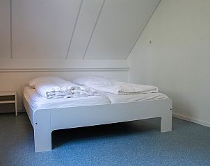 Gemtliches Einzelzimmer in Horizon 95, Renesse, mit Blick auf die grne Umgebung.