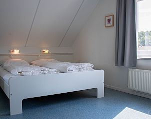 Helles Schlafzimmer mit Einzelbett im Ferienhaus Horizon 95, Renesse, ideal fr Kinder.