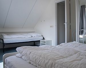 Zweites Badezimmer im Ferienhaus Horizon 95, Zeeland, mit modernen Annehmlichkeiten und viel natrlichem Licht.