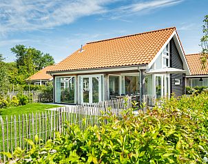 Vacation home Zonnedorp 22 Anoes in Renesse with sunny veranda and green garden in Zeeland.