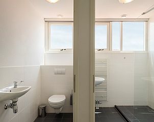 Modern bathroom with shower in Holiday home Zonnedorp 22 Anoes, Renesse.