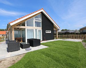 Sunny terrace of Holiday home Zonnedorp 18, Duinhuis 18 in Renesse, Zeeland with modern outdoor furniture.