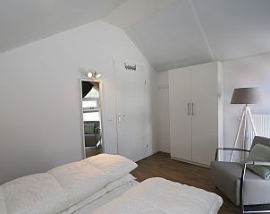 Bedroom with private bathroom in Holiday home Zonnedorp 18, Duinhuis 18 in Renesse, Zeeland.