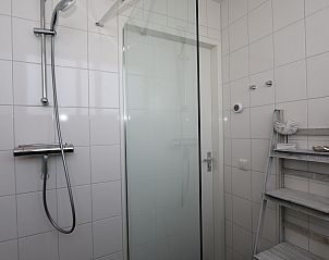Stylish bathroom in Holiday home Zonnedorp 18, Duinhuis 18 in Renesse, Zeeland with modern shower.