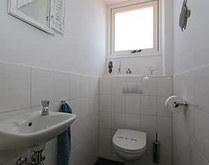 Shower in Holiday home Zonnedorp 18, Duinhuis 18 in Renesse, Zeeland with glass door.