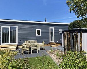Exterior of VZ804 Holiday Chalet Eagle 1833 Renesse in Zeeland with garden