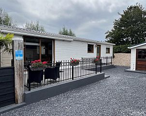 Charmante entree van VZ2321 Vakantiechalet in Renesse, Schouwen-Duiveland, met bloemen.