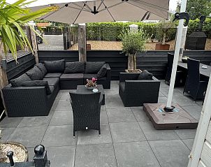 Gezellige zithoek op het terras van VZ2321 Vakantiechalet in Renesse, Zeeland.