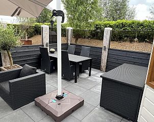 Buiteneethoek bij VZ2321 Vakantiechalet in Renesse met uitzicht op de natuur van Zeeland.