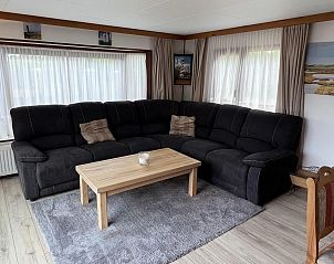 Zithoek met grote ramen in VZ2321 Vakantiechalet in Renesse, Zeeland.