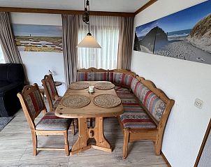 Eethoek in VZ2321 Vakantiechalet in Renesse, ideaal voor familiediners in Zeeland.