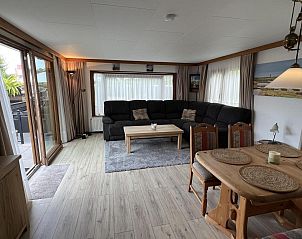 Open woonkamer met veel licht in VZ2321 Vakantiechalet in Renesse, Schouwen-Duiveland.