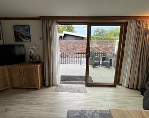 Uitzicht vanuit de woonkamer op het terras van VZ2321 Vakantiechalet in Renesse, Zeeland.