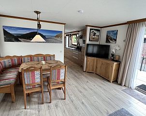 Ruime woonkamer en eetgedeelte in VZ2321 Vakantiechalet in Renesse, Schouwen-Duiveland.