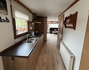 Moderne keuken in VZ2321 Vakantiechalet in Renesse, voorzien van alle gemakken in Zeeland.