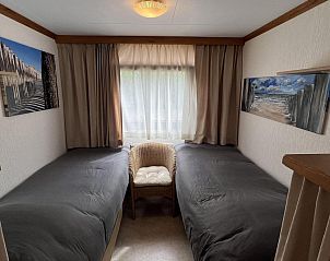 Slaapkamer met twee bedden in VZ2321 Vakantiechalet in Renesse, Zeeland.