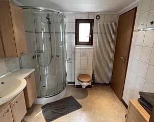 Stijlvolle badkamer met douche in VZ2321 Vakantiechalet in Renesse, Schouwen-Duiveland.