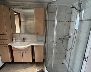 Moderne badkamer in VZ2321 Vakantiechalet in Renesse met douche en wastafel in Zeeland.