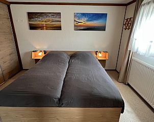 Hoofdslaapkamer met tweepersoonsbed in VZ2321 Vakantiechalet in Renesse, Schouwen-Duiveland.