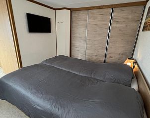 Gezellige slaapkamer met kast in VZ2321 Vakantiechalet in Renesse, Zeeland.