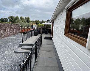 Zijaanzicht van VZ2321 Vakantiechalet in Renesse met toegang tot de tuin in Schouwen-Duiveland.