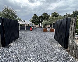 Toegangspoort naar VZ2321 Vakantiechalet in Renesse, gelegen in het groene Zeeland.