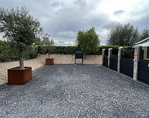 Parkeerruimte bij VZ2321 Vakantiechalet in Renesse, Schouwen-Duiveland, omgeven door natuur.