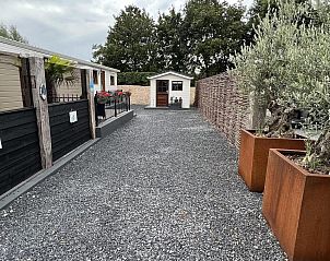 Voortuin met planten bij VZ2321 Vakantiechalet in Renesse, ideaal voor ontspanning in Zeeland.