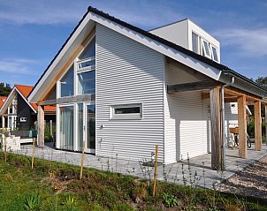 The Witte Strandhuis in Renesse offers a serene and modern vacation experience.