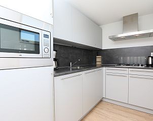 Modern kitchen in Het Witte Strandhuis with all conveniences in Renesse, Zeeland.