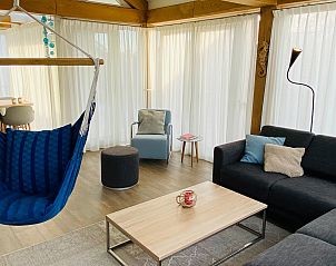Gemtliches Wohnzimmer mit Hngesessel im Ferienhaus Zonnedorp 29 Strandloper, Renesse, Zeeland.