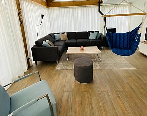 Gemtliches Wohnzimmer mit Hngesessel im Ferienhaus Zonnedorp 29 Strandloper, Renesse, Zeeland.