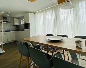 Esszimmer und Kche im Ferienhaus Zonnedorp 29 Strandloper, Renesse, Schouwen-Duiveland, Zeeland.