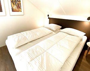 Schlafzimmer mit Doppelbett im Ferienhaus Zonnedorp 29 Strandloper, Renesse, Zeeland.