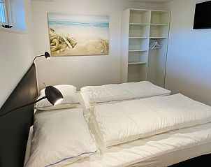 Modernes Schlafzimmer mit Kunstwerken im Ferienhaus Zonnedorp 29 Strandloper, Renesse, Zeeland.